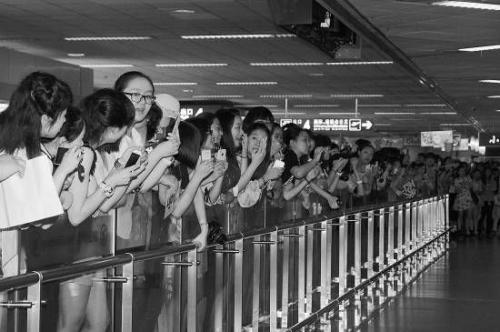 20多名粉丝在上海虹桥机场追星致飞机延误 明航竟做出这样的声明