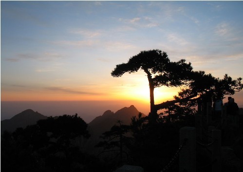 黄山名扬天下,居第一奇山,周边景观簇拥,山水民居独特,日出黄山最值得推荐。