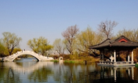 著名的“泉城”, 有72名泉,四面荷花三面柳,一城山色半城湖,一汪泉鲜亮了一座城。