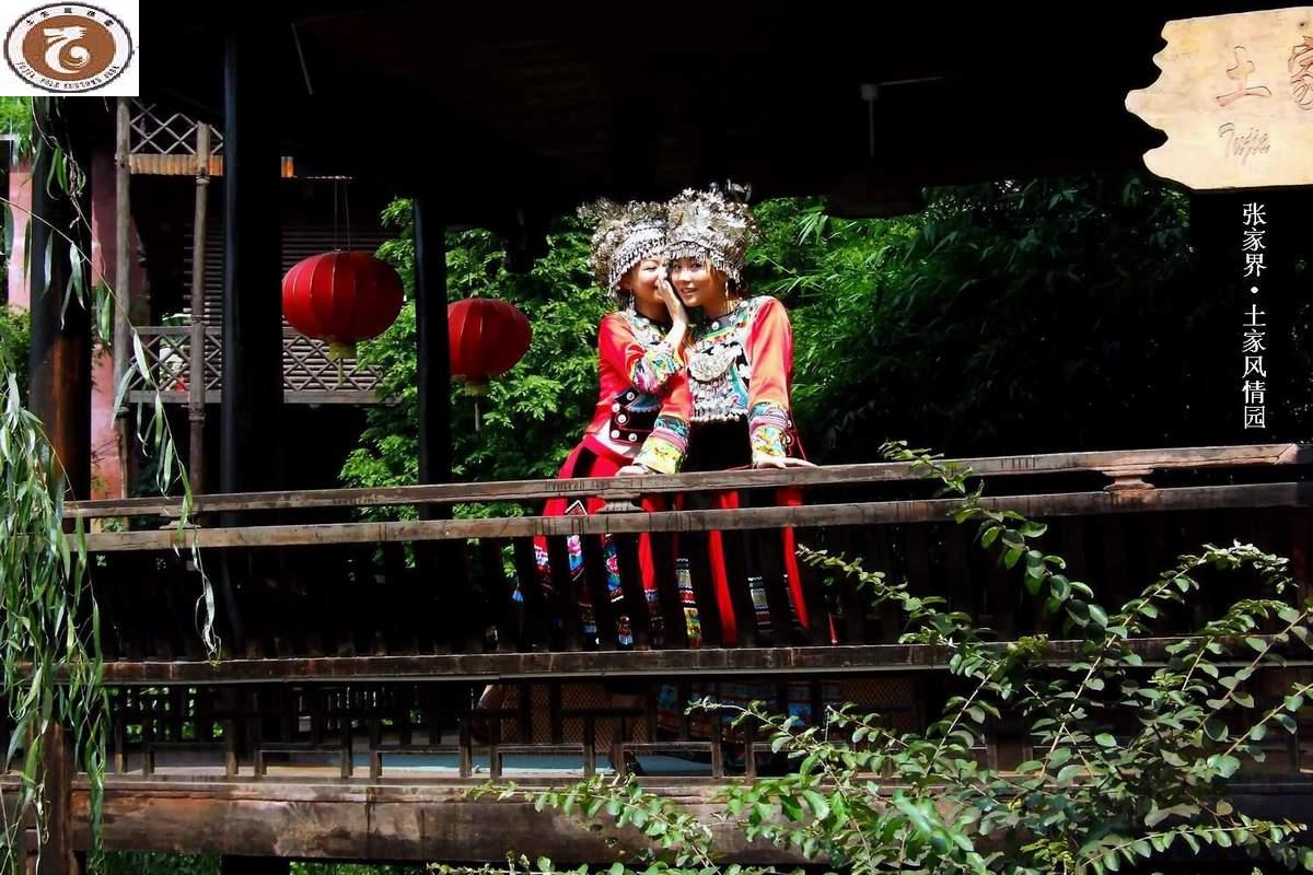 吊脚楼上的阿妹_张家界土家风情园