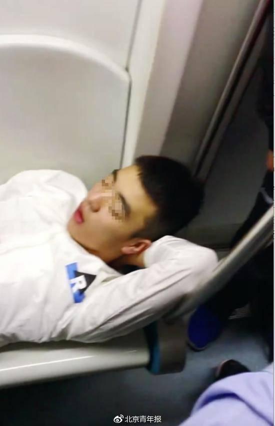 北京地铁躺占4座：男子脱鞋仰面躺在地铁座位上睡觉