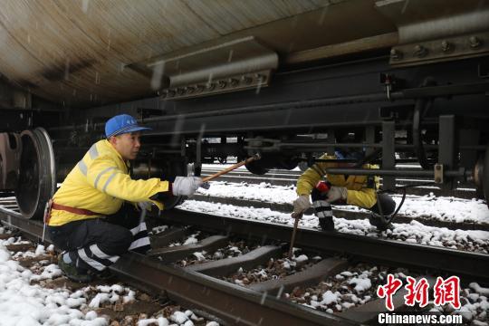 南京东车辆段货车检车员风雪里按标准作业    👩‍🍼，保障运输安全。　刘寅 摄