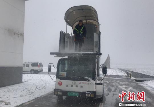 9日凌晨，    👷‍♀️东航江苏公司飞机维修部开始准备工作    💝，    🧛除冰车准时到达机坪    呀，    👳‍♀️对飞机进行预除冰。清晨，飞机维修部对飞机进行了二次除冰。截至上午10时，东航江苏公司南京主基地计划执行的23班航班全部出港。　寇灵楠 摄