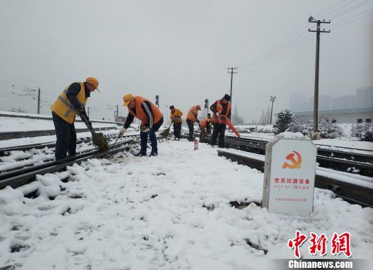 合肥工务段组织职工不间断清扫铁道线道岔积雪，保障铁路安全畅通。　窦铖 摄