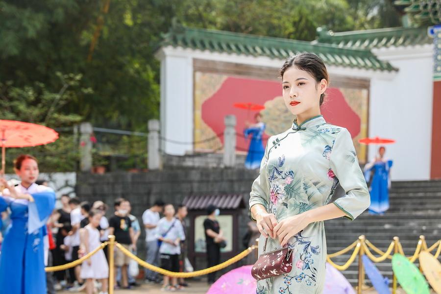 南海影视城旗袍文化节开幕 女士穿旗袍可免费入园游玩